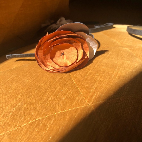 A trio of flower headbands - Picture 5 of 6